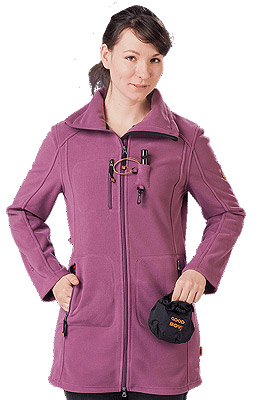 Fleece-Jacke-Ella-Goodboy-wildebeere-front-Model-besticken-klein